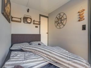 Houseboat in Volendam near Fort Edam客房内的一张或多张床位