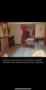 a room with a bed and a table in it at Conforto e simplicidade! Casa top com garagem, cozinha, banheiro e quarto in Cabo Frio