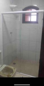 a bathroom with a glass shower with a toilet at Conforto e simplicidade! Casa top com garagem, cozinha, banheiro e quarto in Cabo Frio