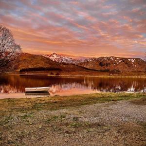 Waterfront mountain view cabin Lofoten