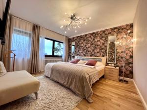 um quarto com uma cama e um espelho na parede em Apartments "Lichtenstein Valley" em Unterhausen