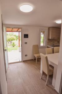 a kitchen and dining room with a table and chairs at Villa Gladyr in Lotzorai