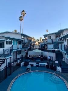 Blick auf den Pool in einem Resort in der Unterkunft Inn at East Beach in Santa Barbara