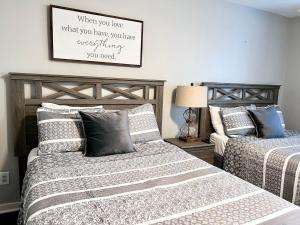 - une chambre avec 2 lits et une photo sur le mur dans l'établissement Change in Attitude - 2BR Condo Golfin’, Fishin’, Beachin’ Everyday, à Edisto Island