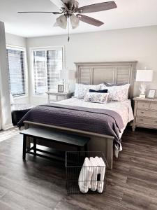 1 dormitorio con 1 cama y ventilador de techo en Change in Attitude - 2BR Condo Golfin’, Fishin’, Beachin’ Everyday, en Edisto