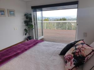 A bed or beds in a room at Serenity Views