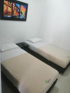 two beds sitting next to each other in a room at APARTAMENTO TURISTICO PARQUE DEL CAFÉ -Precio Inigualable- in Montenegro