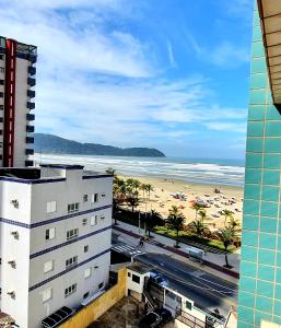 a view of a beach from a building at Apartamento kit Praia Grande na Guilhermina Frente Mar in Praia Grande