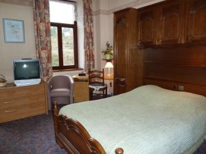 Un pat sau paturi într-o cameră la Auberge d'Alsace Hotel de France