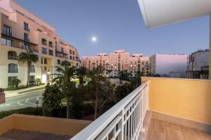 セントジュリアンズにあるLuxury 2 bed apartment in the heart of St Juliansの街の景色を望むバルコニー
