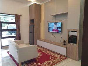 En tv och/eller ett underhållningssystem på Guest House Omah Ningrat Bandung