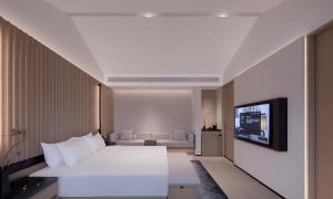 Guilin Yangshuo Nine Roots Luxury Hotel客房内的一张或多张床位