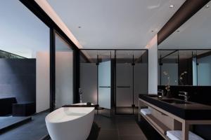 Guilin Yangshuo Nine Roots Luxury Hotel的一间浴室