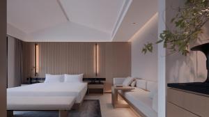 Guilin Yangshuo Nine Roots Luxury Hotel客房内的一张或多张床位