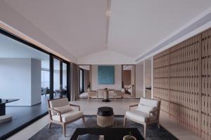 Guilin Yangshuo Nine Roots Luxury Hotel的休息区