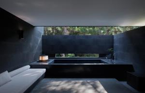 Guilin Yangshuo Nine Roots Luxury Hotel客房内的一张或多张床位