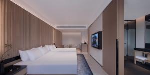 Guilin Yangshuo Nine Roots Luxury Hotel客房内的一张或多张床位