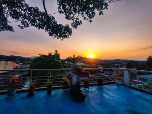 Solopgangen eller solnedgangen set fra pensionatet