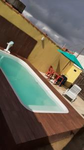 Swimmingpoolen hos eller tæt på Kitnet em Monte alto arraial do cabo