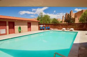 una gran piscina de agua azul en Kayenta Springs #3243 en Moab