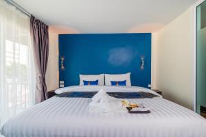 Un pat sau paturi într-o cameră la Anchan Hotel & Spa