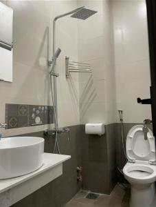 Thiên Thanh Hotel في دالات: حمام به مرحاض أبيض ومغسلة