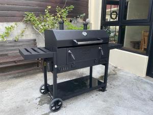 a barbecue grill on wheels in front of a building at 白砂灣藍海之丘Blue Ocean Hill in Hengchun South Gate