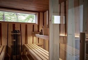 una cabina in legno con panchina e finestra di La Vue Luxury Living Apartments a Zermatt