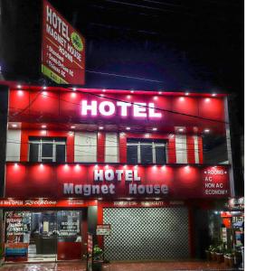 un hotel con luces rojas delante de él en Hotel Magnet House, en Dehradun