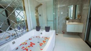 y baño con bañera con flores. en Biển Sao 2 Hotel GV, en Ho Chi Minh