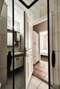 a kitchen with a door leading to a bedroom at Cicerone Apart in Antalya