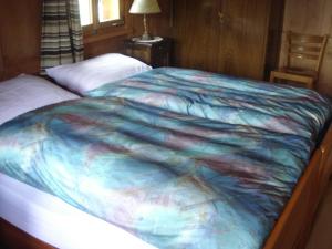 Una cama con una manta de colores encima. en Haus alte Schmiede, en Münster
