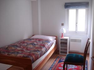 ミュンスターにあるHaus alte Schmiedeのベッドルーム1室(ベッド1台、窓、椅子付)
