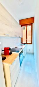 una cucina con mobili bianchi e un piano di lavoro in legno di a quattro passi dal centro a Bologna Altre 2 foto