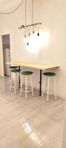 un tavolo e quattro sgabelli in una stanza di a quattro passi dal centro a Bologna