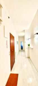 un corridoio vuoto con una porta in legno e una stanza di a quattro passi dal centro a Bologna