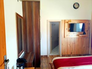 Postel nebo postele na pokoji v ubytování HOTEL DEV CHHAYA