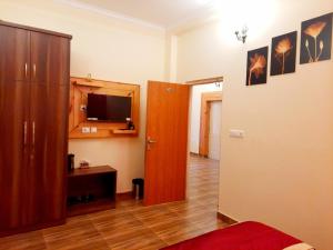 TV a/nebo společenská místnost v ubytování HOTEL DEV CHHAYA
