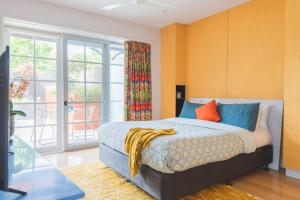 Un pat sau paturi într-o cameră la Rhyll Haven Luxury Getaway Apartments