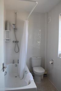 Marton Guest House tesisinde bir banyo