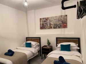 Rúm í herbergi á Flat 2, 3 bed New York inspired apartment-Swan F2