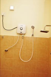 y baño con ducha y secador de pelo. en Odani Villa, en Weligama