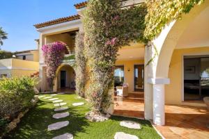 un jardín en medio de una casa en Villa-la-Sebastiane, en Sainte-Maxime