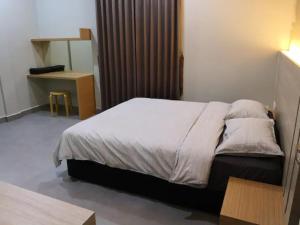 金馬崙高原的住宿－CAMERON TROPICA HOMESTAY，一间卧室配有一张床和一张书桌