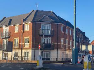 Gallery image of Modern 2 Bed Apt in Egham High Street, with private parking and Wifi in Egham