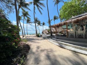 ścieżka prowadząca na plażę z palmami w obiekcie Sea Love Beach Bar & Bungalows w mieście Baan Tai