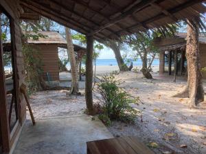 - une vue sur la plage depuis la terrasse couverte d'une maison dans l'établissement La Ong Lay, à Ko Phayam