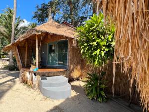 a small hut with a thatch roof at Sea Love Beach Bar & Bungalows in Ban Tai