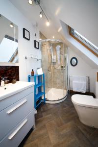 a bathroom with a shower and a toilet and a sink at Ceol na Mara Guest House in Tarbert +37 photos