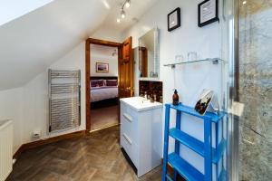 a bathroom with a sink and a room with a bed at Ceol na Mara Guest House in Tarbert